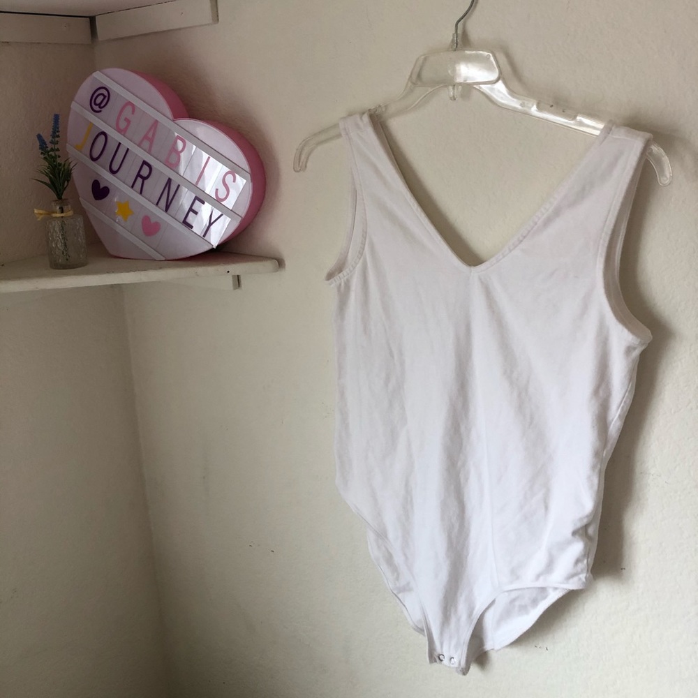 GAP vneck white bodysuit 🔥